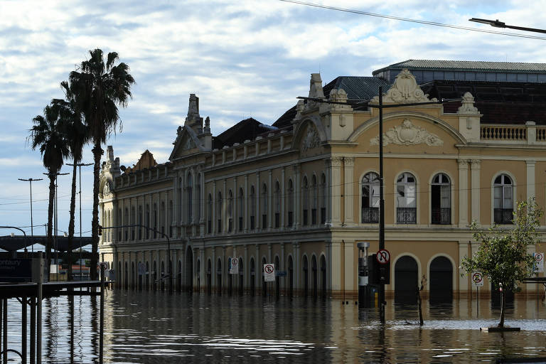 Registro mostra um prédio histórico tomado pela água em Porto Alegre. no Rio Grande do Sul 