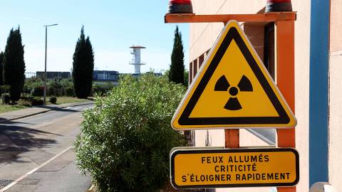 This photograph shows a sign warning of a risk of radioactivity in front of the Atalante centre at the research center of the Atomic Energy and Alternative Energies Commission (CEA) in Marcoule, southern France on September 19, 2023. Silver, nickel, lithium, palladium, rhodium: all metals are found in nature, but not only. At Marcoule (Gard), CEA researchers are recycling their nuclear know-how to extract rare metals from used batteries, wind turbines and solar panels. (Photo by Pascal GUYOT / AFP)