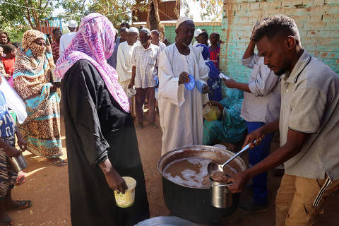 Volunteers distribute food to residents and displaced people in Omdurman, Sudan, March 8, 2024. Nearly five million people in the country are close to famine as Sudan's civil war passes the one-year mark. REUTERS/El Tayeb Siddig To match Special Report SUDAN-POLITICS/HUNGER-AID ORG XMIT: HFSSDN102