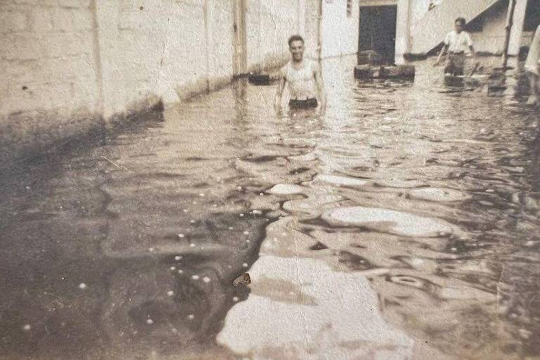 Jovem em foto da enchente de Porto Alegre em 1941