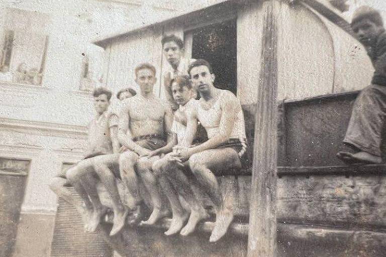 Foto de rapazes sentados em embarcação, que levou comida durante cheia de 1941
