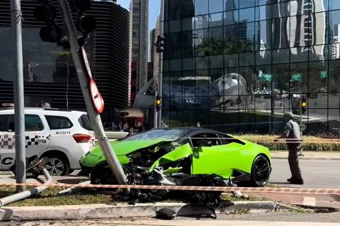 Motorista de uma Lamborghini bate em motociclista que havia acabado de roubar seu relógio rolex na avenida Faria Lima, no Itaim Bibi, em São Paulo