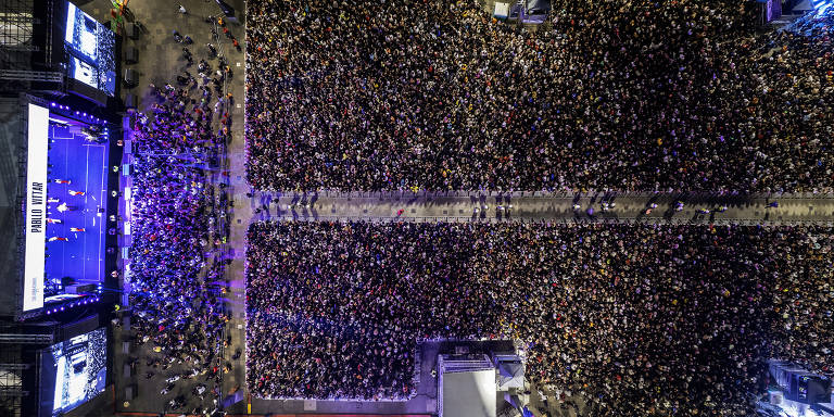 Imagem aérea mostra multidão em frente ao palco montado no Vale do Anhagabaú