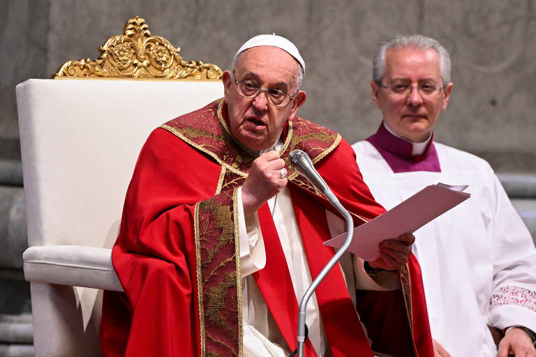 O papa Francisco com vestes vermelha e branca durante missa no Vaticano