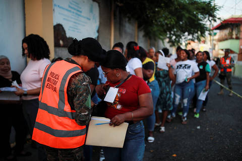 People queue outside a school used as a polling station, to cast their votes, on the day of the presidential election in Santo Domingo, Dominican Republic May 19, 2024. REUTERS/Henry Romero ORG XMIT: LIVE