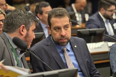O deputado federal Guilherme Boulos (PSOL-SP) na sessão do Conselho de Ética da Câmara em que votou para arquivar a representação contra André Janones (Avante-MG) por suspeita de rachadinha