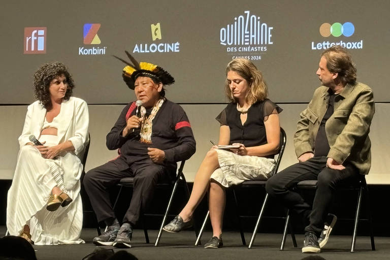 Equipe do filme "A Queda do Céu", formada por Gabriela Carneiro da Cunha, Davi Kopenawa e Eryk Rocha, falam com o público da Quinzena dos Realizadores, no Festival de Cannes