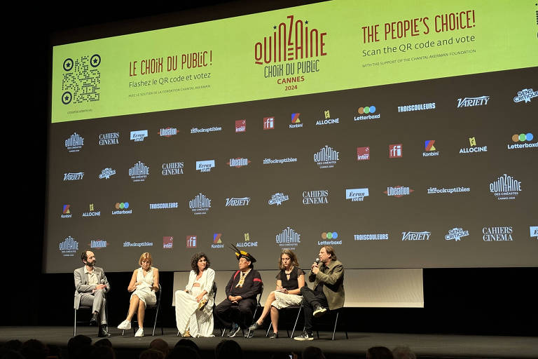 Equipe do filme "A Queda do Céu", formada por Gabriela Carneiro da Cunha, Davi Kopenawa e Eryk Rocha, falam com o público da Quinzena dos Realizadores, no Festival de Cannes