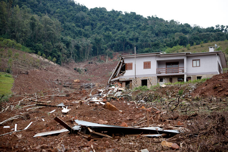Terreno em Bento Gonçalves cheio de destroços de casas que foram atingidas pela enchente no Rio Grande do Sul
