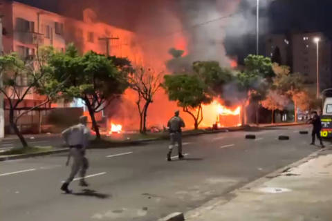 Ônibus são incendiados na região central de Porto Alegre