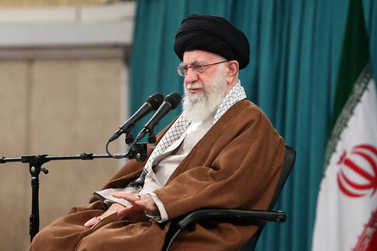 O líder supremo do Irã, aiatolá Ali Khamenei, fala a membros da Guarda Revolucionária em Teerã