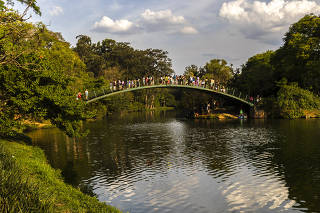 Ponte de ferro que atravessa o lago, no interior do Parque do Ibirapuera