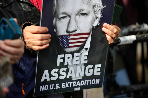 FILE PHOTO: A supporter of WikiLeaks founder Julian Assange holds a sign, on the day the High Court is set to rule on whether Julian Assange can appeal against extradition from Britain to the United States, in London, Britain, March 26, 2024. REUTERS/Toby Melville/File Photo ORG XMIT: FW1