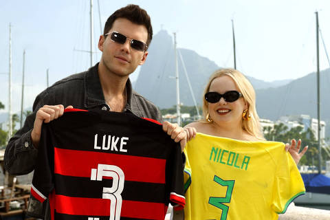 Protagonistas da série 'Bridgerton' posam com camisas do Flamengo e da seleção brasileira