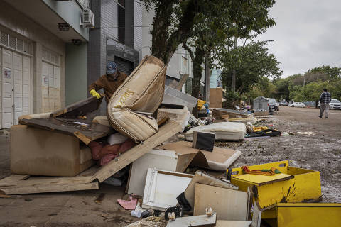 Centro de Porto Alegre é tomado por montanhas de lixo e entulho após água baixar