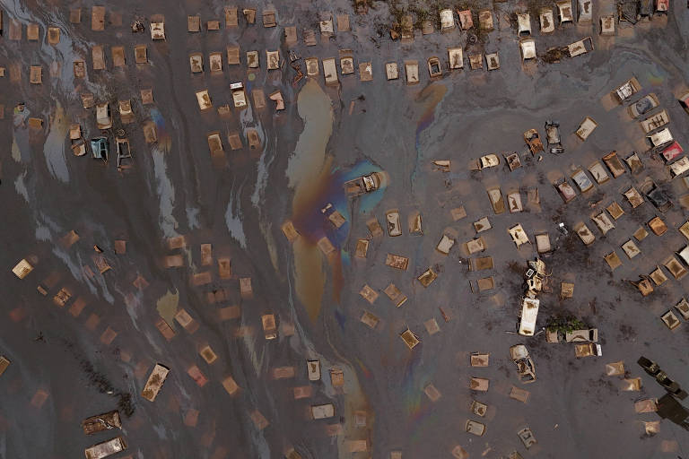 Imagem de drone mostra carros submersos em pátio do Detran em Porto Alegre, no Rio Grande do Sul