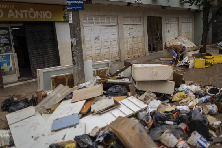 Porto Alegre tem acúmulo de lixo e entulho após água baixar