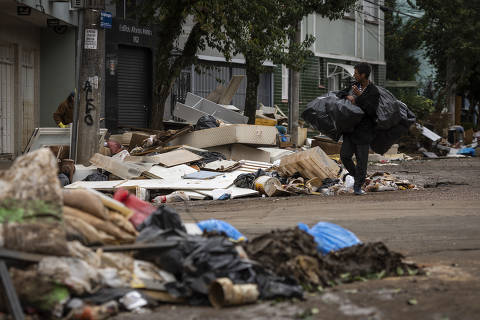 Porto Alegre, RS, BRASIL, 20/05/2024: Após a baixa das águas do lago Guaíba, que inundaram a capitam gaucha, o lixo e o mau cheiro tomam conta das ruas do centro de Porto Alegre. (Foto: Bruno Santos/ Folhapress) *** FSP-COTIDIANO *** ORG XMIT: LIXO NAS RUAS DE PORTO ALEGRE
