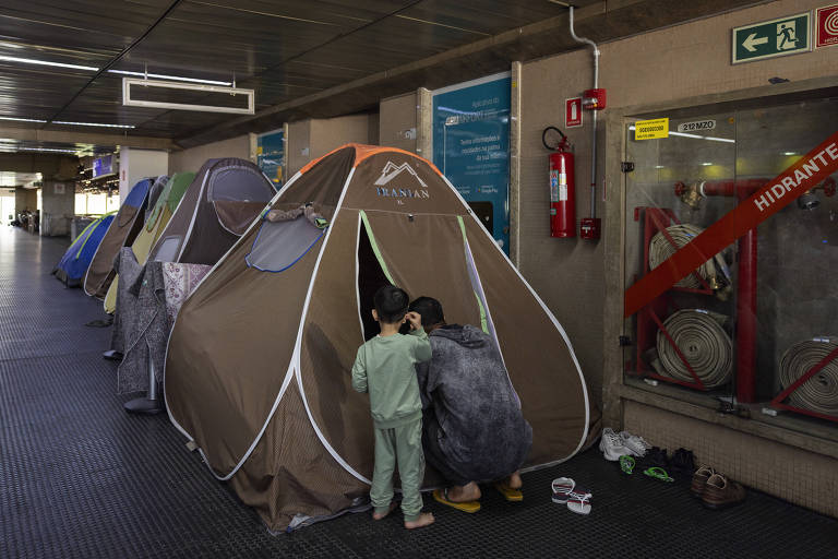 Migrantes afegãos acampados no Terminal 2 do Aeroporto Internacional de São Paulo, em Guarulhos, aguardavam em janeiro para serem transferidos a um abrigo