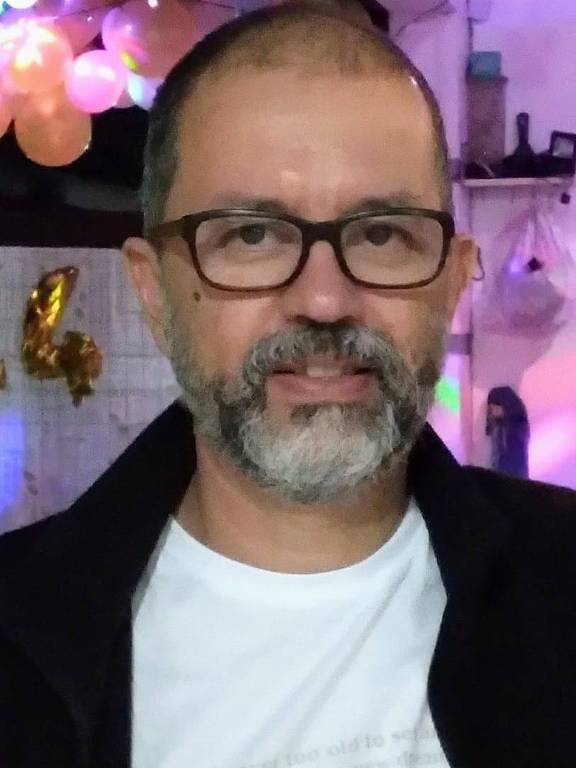 O engenheiro mecânico Daniel da Rosa München, 53 anos, de Porto Alegre, diagnosticado ano passado com Alzheimer; ele afirma não estar estressado, mas relata que a falta de água e de eneregia elétrica tem atrapalhado a rotina que ele ainda consegue manter sozinho em casa