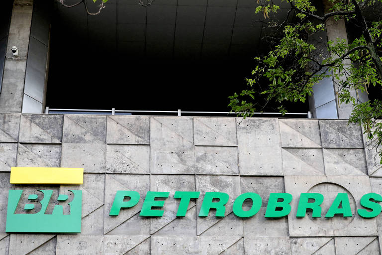 Logotipo da Petrobras na sede da empresa no Rio de Janeiro
