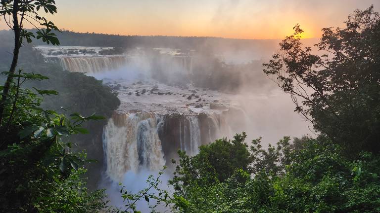 Veja imagens do entardecer ao pôr do Sol nas Cataratas do Iguaçu