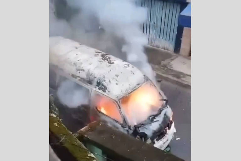 reprodução de van branca sendo incendiada em rua