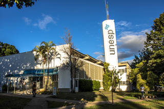 Fachada e entrada do prédio da biblioteca no campus da Unesp, em Marília (SP)