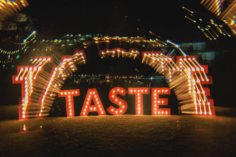 letreiro escrito 'taste'