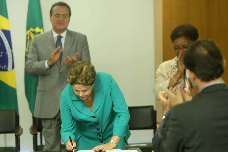Ex-presidente Dilma Roussef sanciona lei que dispõe sobre cotas no Serviço Público Federal