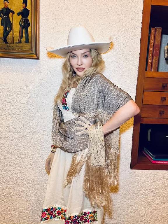 Madonna visita família de Frida Kahlo no México e posta fotos com roupas similares à da pintora