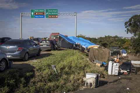 Com casas inundadas, gaúchos improvisam acampamentos em rodovias sob frio de 7°C