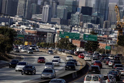 FILE PHOTO: A view of cars on the road during rush hour traffic jam in San Francisco, California, U.S. August 24, 2022. REUTERS/Carlos Barria//File Photo ORG XMIT: FW1