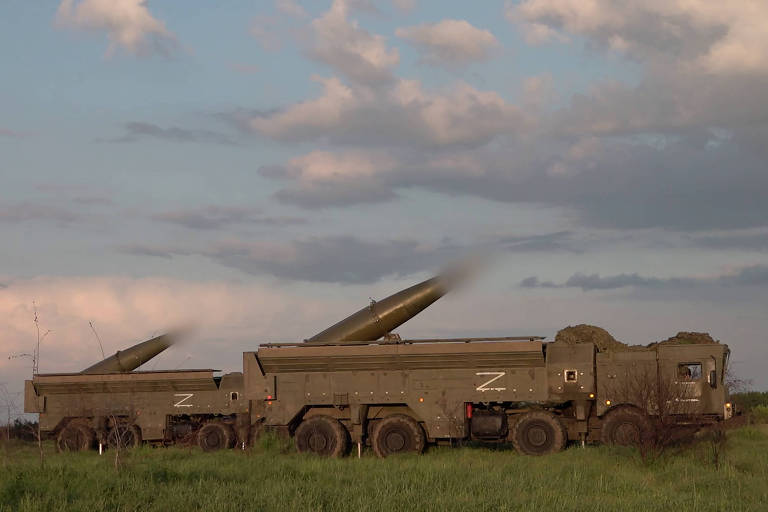 Cena de vídeo do governo russo mostra dois lançadores Iskander-M com as ogivas borradas no exercício de armas nucleares táticas