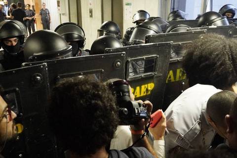 Choque entra em confronto com estudantes contrários às escolas cívico-militares em São Paulo