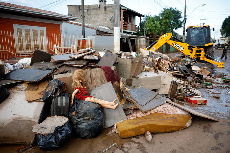 Bens que foram danificados em uma casa no bairro de São Leopoldo, na região metropolitana de Porto Alegre, em virtude das enchentes que atingiram o Rio Grande do Sul; 