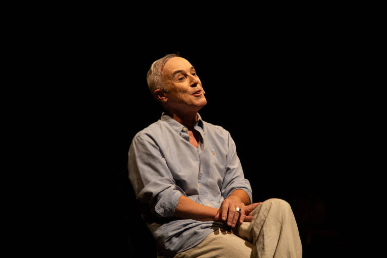 Roberto Camargo na peça "Caio em Revista", dirigida por Luís Artur Nunes