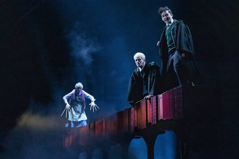 Os atores Judith Lightfoot Clarke, Brady Dalton Richards and James Romney em cena da peça 'Harry Potter and the Cursed Child', no Lyric Theater, em Nova York