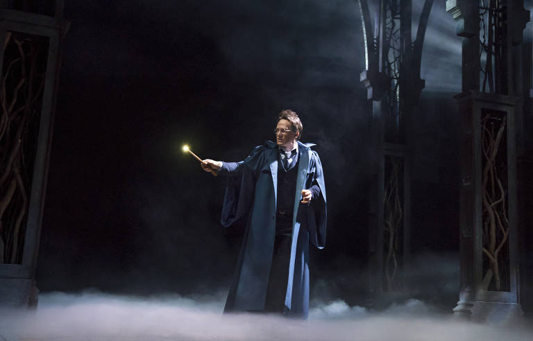 O ator Jamie Parker como Harry Potter em cena da peça 'Harry Potter and the Cursed Child', no Lyric Theater, em Nova York