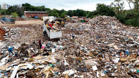 Cidades ficam empilhadas de lixo no RS, e governo teme impacto ambiental gigantesco