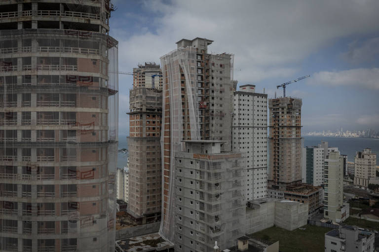 Construções em Itapema, litoral de Santa Catarina, um dos pontos mais disputados pelo mercado imobiliário