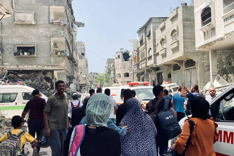 Palestinians evacuate Kamal Adwan hospital following an Israeli strike, amid the ongoing conflict between Israel and the Palestinian Islamist group Hamas, in Beit Lahia in the northern Gaza Strip, May 21, 2024. REUTERS/Osama Abu Rabee ORG XMIT: LIVE