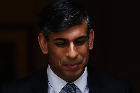 Britain's Prime Minister Rishi Sunak leaves 10 Downing Street in central London on May 22, 2024 to take part in the weekly session of Prime Minister's Questions (PMQs) in the House of Commons. (Photo by HENRY NICHOLLS / AFP)