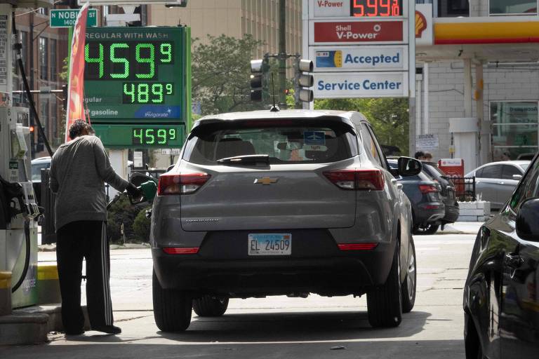 Uma placa exibe os preços da gasolina em um posto de gasolina em em Chicago, Illinois, nesta quarta (22). O presidente Joe Biden disse que liberará 1 milhão de barris de gasolina da reserva estratégica para ajudar a reduzir os preços antes do feriado de 4 de julho e da temporada de verão.