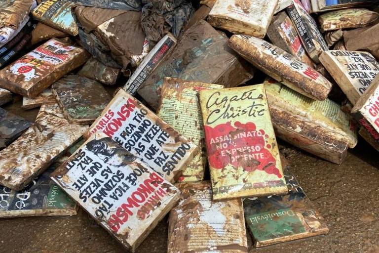 Pilha de livros molhados enlameados e danificados