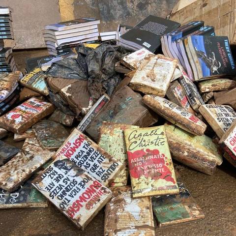 Editora L&PM compartilha imagens de livros danificados retirados de seu estoque no RS