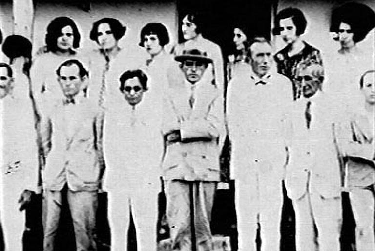 O escritor Graciliano Ramos (de chapéu, ao centro), então prefeito, com moradores de Palmeira dos Índios em 1929