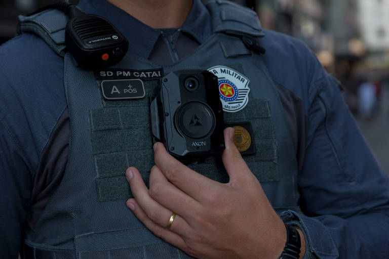 Modelo atual de câmera presa ao uniforme utilizada por policiais militares em São Paulo