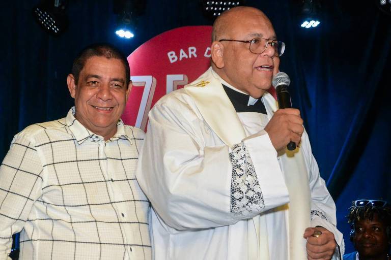 Zeca Pagodinho posa ao lado de padre em inauguração do bar