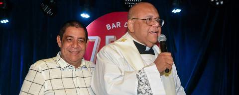 Zeca Pagodinho posa ao lado de padre em inauguração do bar